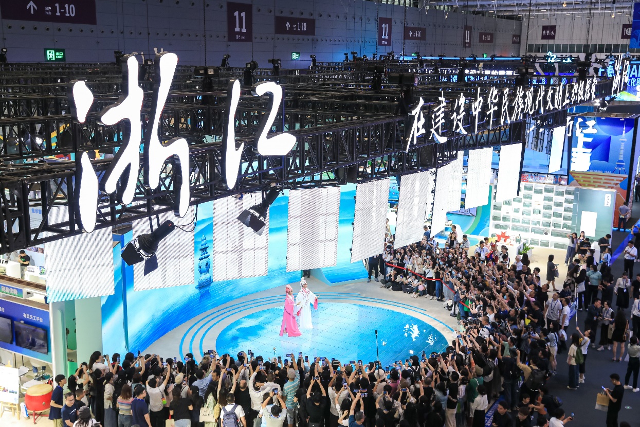 越劇《梁?！穫涫軈⒄褂^眾喜愛。主辦方供圖