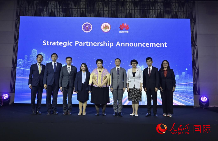 數(shù)字人才峰會現(xiàn)場。左五為泰國高等教育、科學(xué)、研究和創(chuàng)新部長素巴瑪·伊沙拉帕迪，右三中國駐泰國大使館教育參贊許蘭，右四為華為泰國技術(shù)有限公司總經(jīng)理李雄偉。人民網(wǎng)記者 簡承淵攝