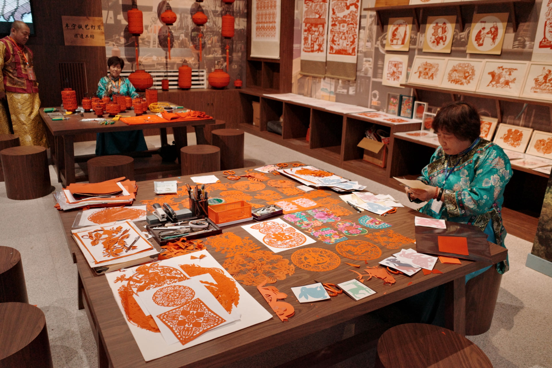 “氣象萬(wàn)千——中國(guó)非遺保護(hù)實(shí)踐主題展”上，非遺傳承人現(xiàn)場(chǎng)展示。人民網(wǎng)記者 劉微攝