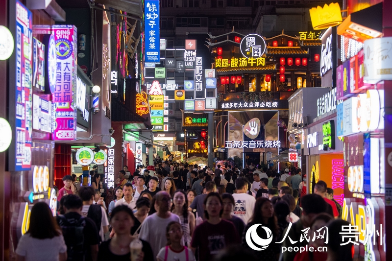 6月21日，貴陽，青云市集內(nèi)游人如織。人民網(wǎng)記者 翁奇羽攝