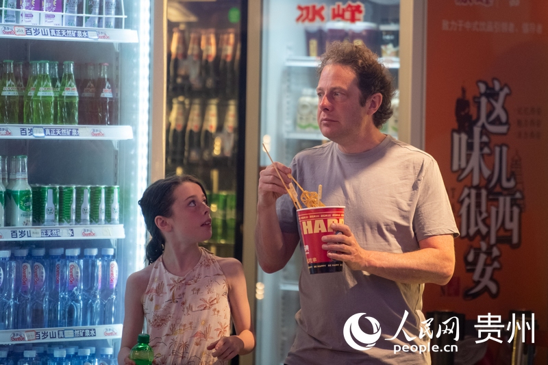 6月21日，貴陽青云市集內(nèi)，游客邊逛邊吃。人民網(wǎng)記者 翁奇羽攝