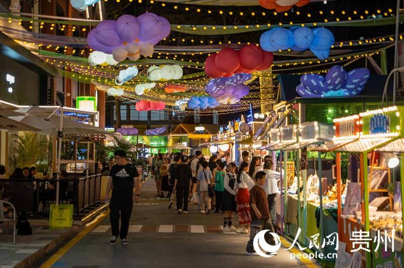 6月21日，貴陽新印廠霓虹閃爍，映照城市夜生活。人民網(wǎng) 陽茜攝