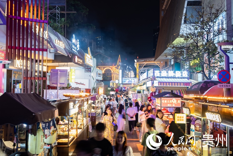 6月21日，夜幕下人頭攢動的貴陽市太平路街區(qū)。人民網(wǎng)記者 涂敏攝