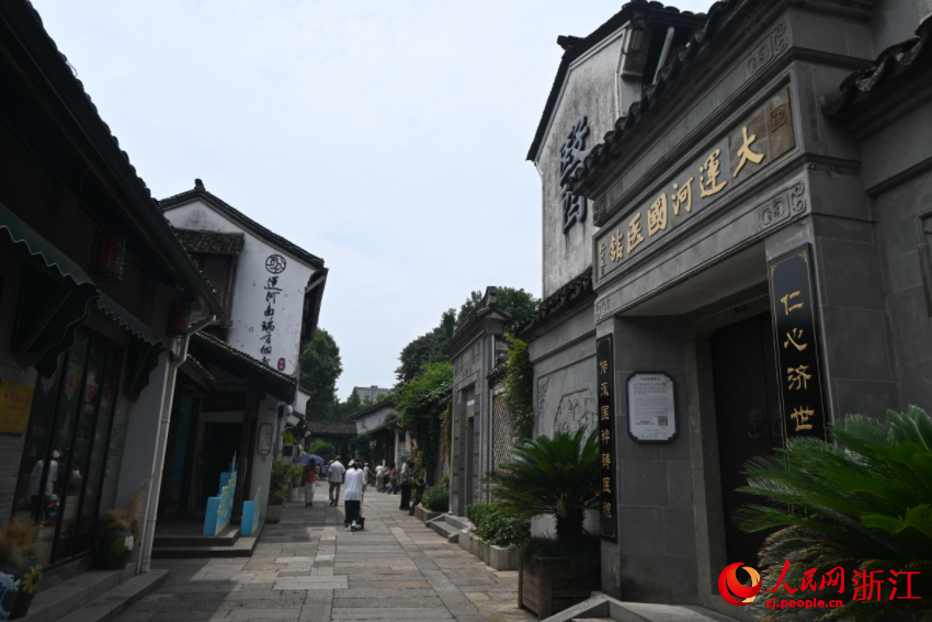 運河邊的老建筑被完好保存下來。人民網(wǎng)記者 張麗瑋攝