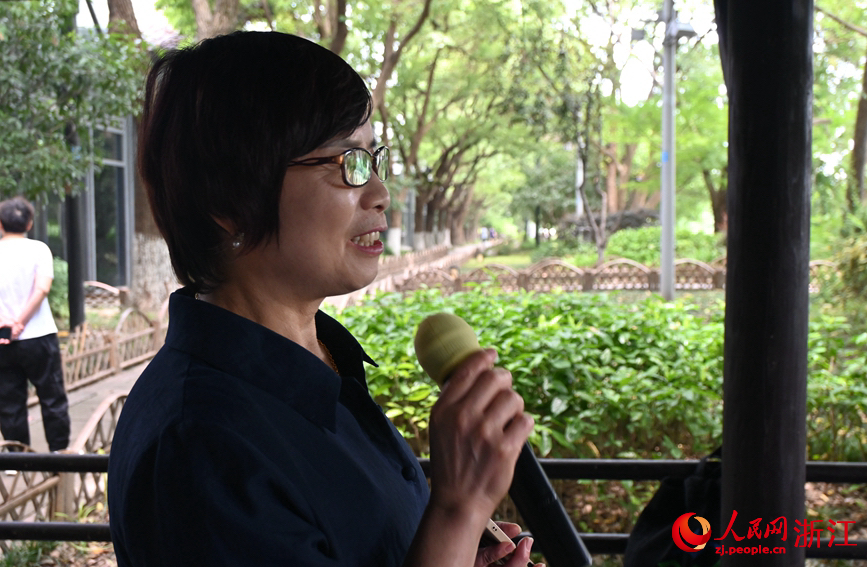 面向運河，任國萍放聲歌唱。人民網(wǎng)記者 張麗瑋