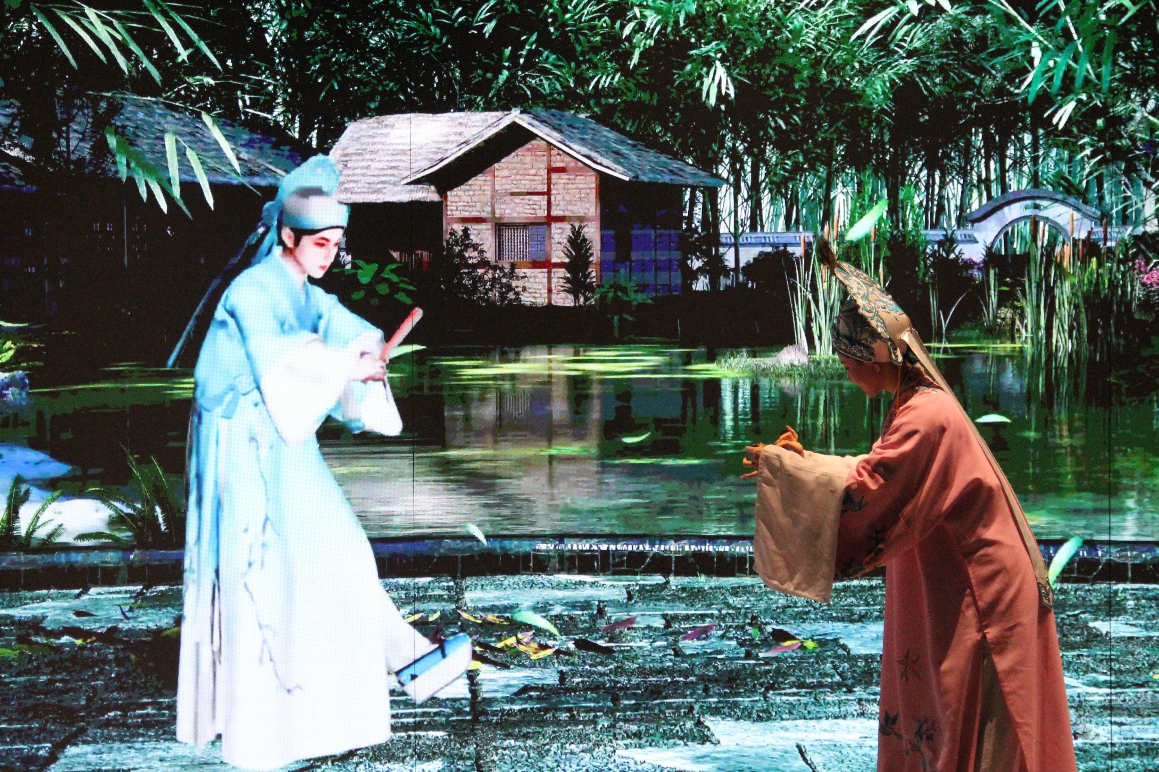 真人演員與虛擬人演員在“元啟金陵”南京數(shù)字文化客廳出演《梁山伯與祝英臺》經(jīng)典選段。受訪者供圖