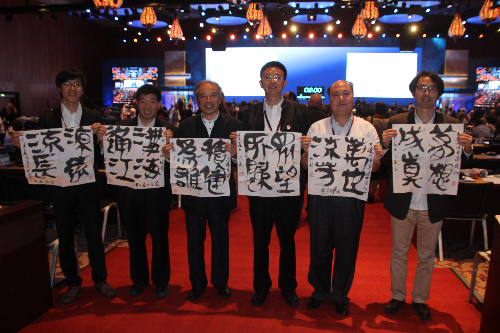 顧風(fēng)（左三）在會場合照留念。受訪者供圖