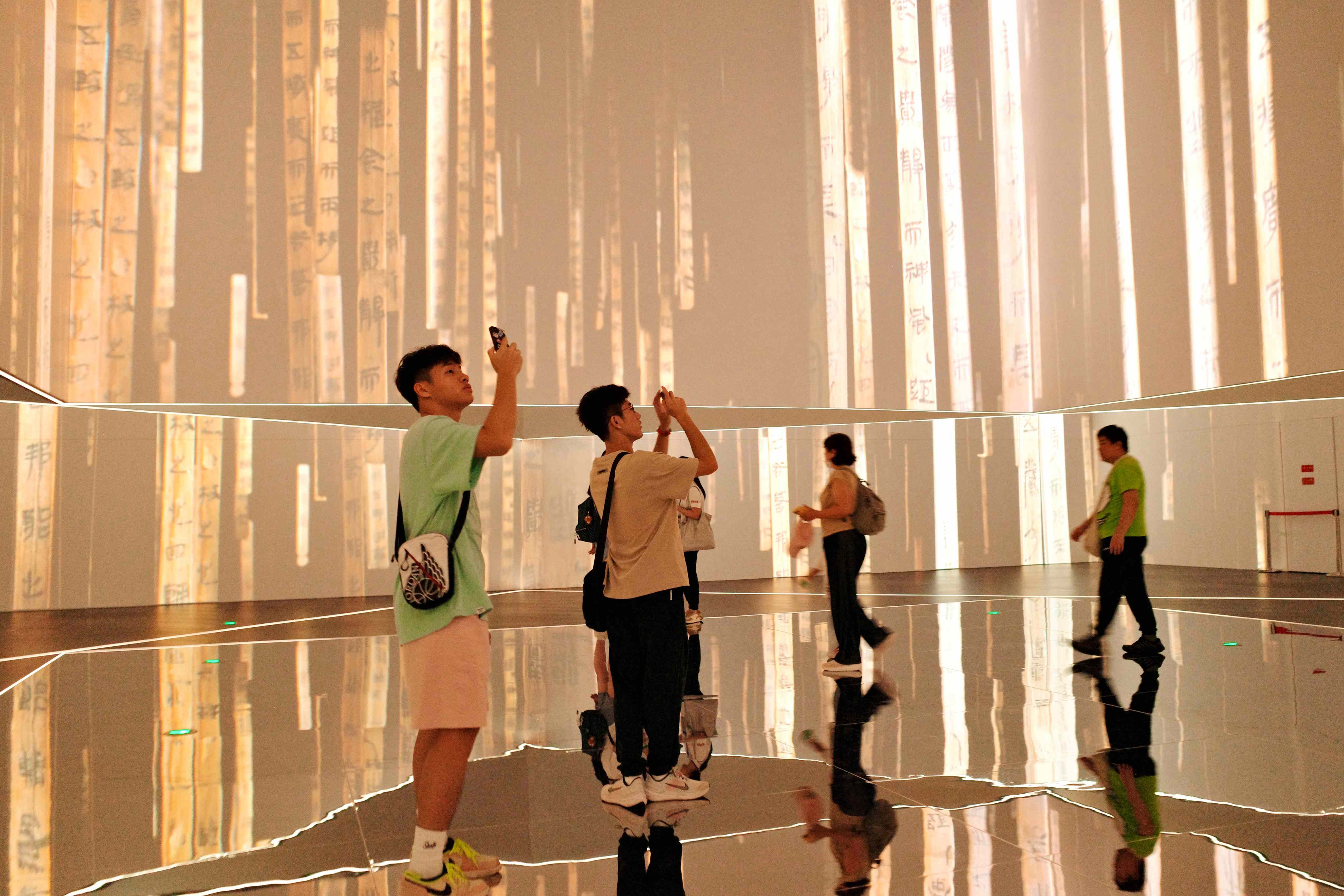 觀眾在湖南博物院沉浸式觀展。人民網(wǎng)記者 劉微攝