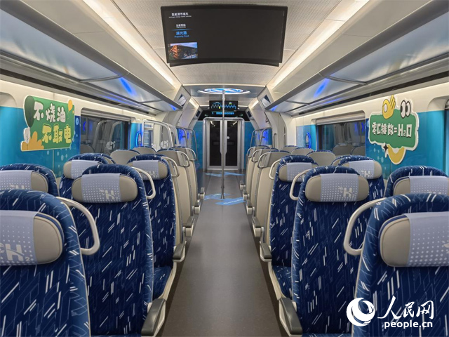 我國首列氫能源市域列車由位于吉林省的中車長客股份有限公司自主研制，該列車不燒油，不取電，可實(shí)現(xiàn)零碳排放。人民網(wǎng)記者 馬俊華攝