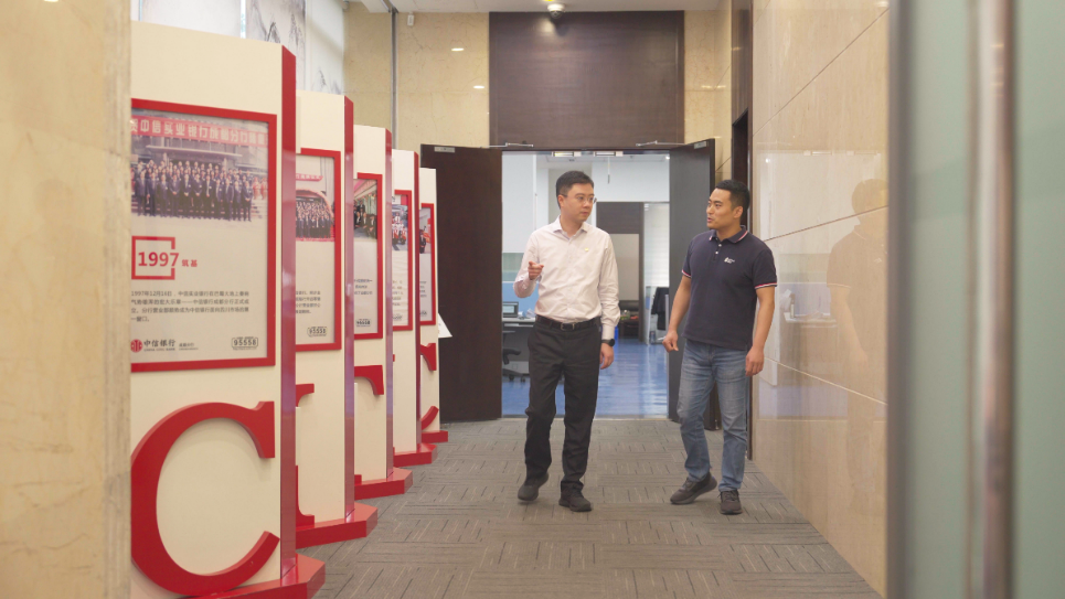 中信銀行成都分行行長助理李一（左）接受采訪。人民網(wǎng)記者 王紹紹攝