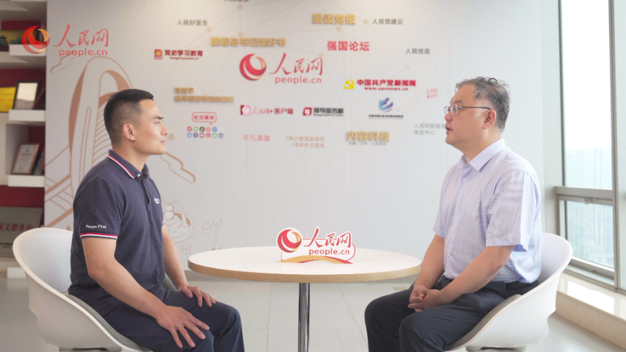 中共中央黨校（國家行政學(xué)院）國家治理教研部副主任李江濤（右）接受采訪。人民網(wǎng)記者 王紹紹攝