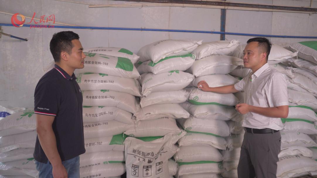 文圣農(nóng)業(yè)開發(fā)有限公司任志軍（右）接受采訪。人民網(wǎng)記者 王紹紹攝