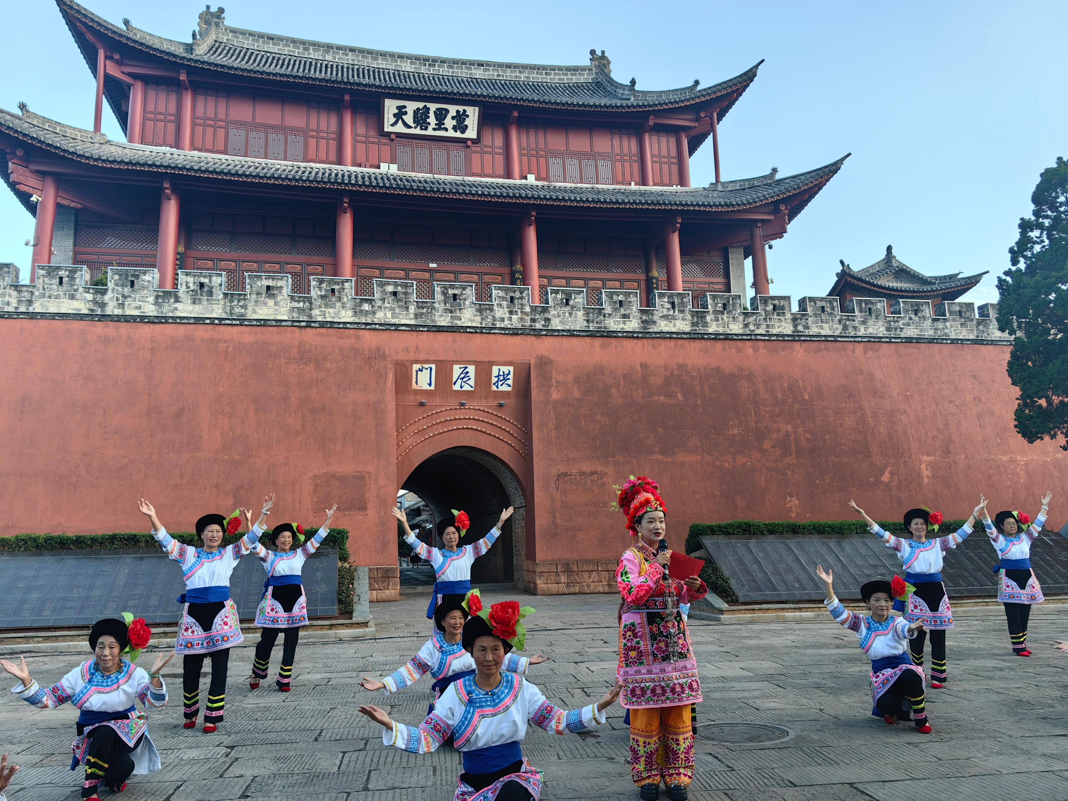 云南大理巍山舉辦普法宣傳活動(dòng)。人民網(wǎng)記者 孝金波攝