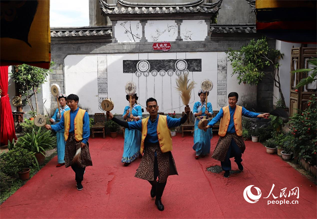 云南麗江古城“天地院”的納西族演出。 人民網(wǎng)記者 程浩攝