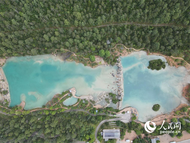 位于麗江市玉龍雪山東麓甲子村的藍(lán)月谷景區(qū)。 人民網(wǎng)記者 符皓攝