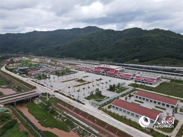 航拍云南磨憨口岸。 人民網(wǎng)記者 符皓攝