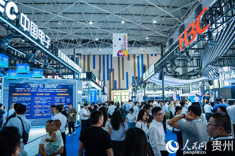 3、2024數(shù)博會共吸引400余家展商參展。人民網(wǎng) 陽茜攝.jpg