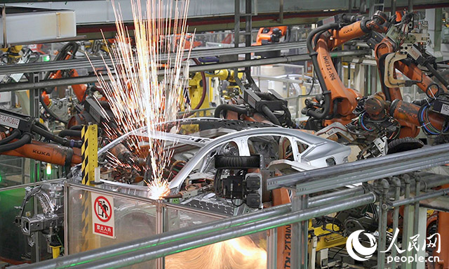 長安汽車兩江工廠，機械臂正在工作。人民網(wǎng)記者 劉祎攝