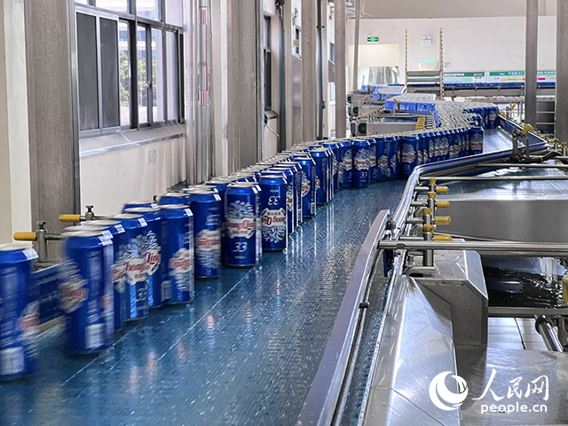 重慶啤酒包裝車間易拉罐生產(chǎn)線。人民網(wǎng)記者 胡虹攝