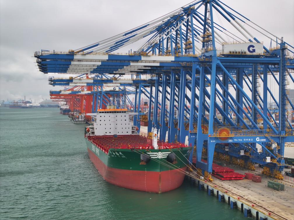 2月23日拍攝的廣西北部灣港欽州港區(qū)的碼頭堆場（無人機照片）。新華社記者 周華 攝