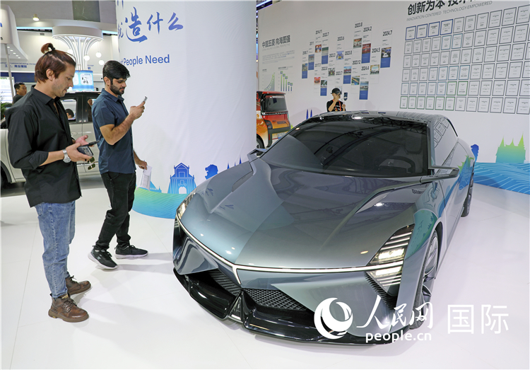 東博會上，上汽通用五菱展出的一款名為“東盟之光”的新能源概念車吸引參觀者駐足。人民網(wǎng)記者趙益普攝