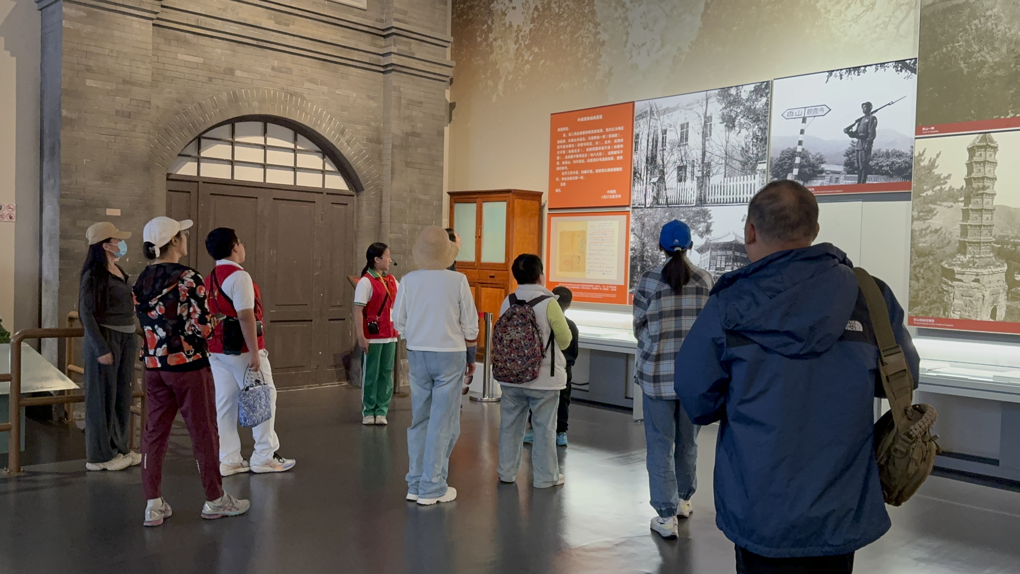 10月4日，北京香山革命紀念館內(nèi)，一名“紅領巾志愿者”正在為參觀者講解。人民網(wǎng)記者 劉微攝