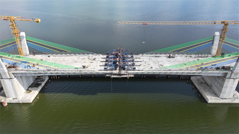 圖為馬古富力大橋合龍現(xiàn)場(chǎng)。中土東非公司供圖
