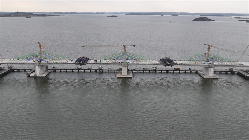 圖為馬古富力大橋合龍現(xiàn)場(chǎng)。中土東非公司供圖