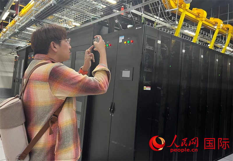 韓國博主樸大一參觀中國移動新疆云計(jì)算和大數(shù)據(jù)中心機(jī)房。人民網(wǎng)記者曾書柔攝