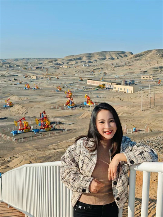 中泰文化推廣達(dá)人張愛玲參觀克拉瑪依百里油區(qū)。受訪者供圖