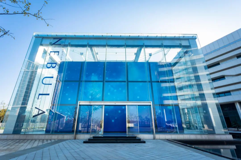 【烏鎮(zhèn)觀潮】加速智慧互聯(lián)，從“枕水烏鎮(zhèn)”駛向“數(shù)字藍(lán)?！? oldsrc=