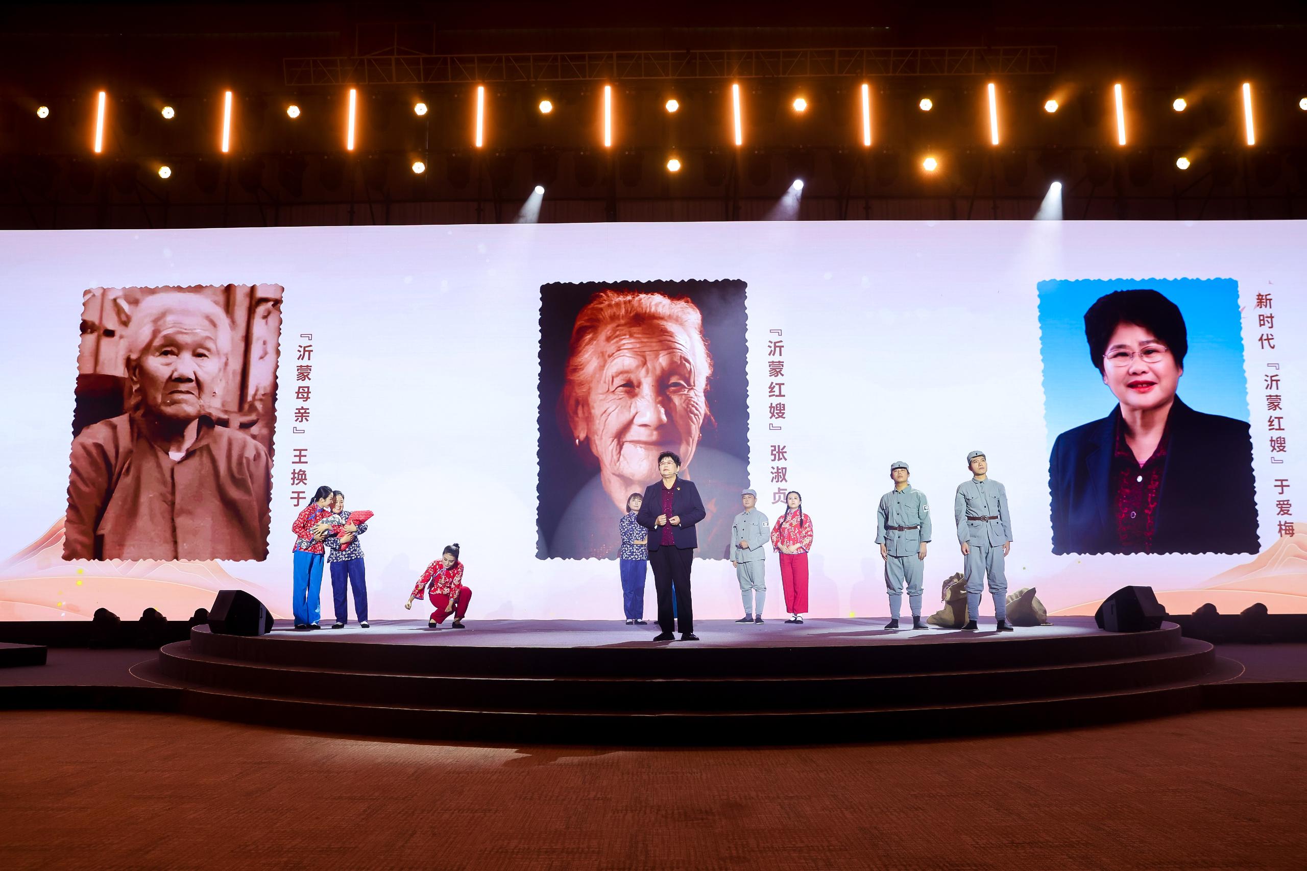 “何以中國·弦歌不輟”網(wǎng)絡(luò)主題活動現(xiàn)場，于愛梅講述“沂蒙紅嫂”的故事。人民視頻供圖。