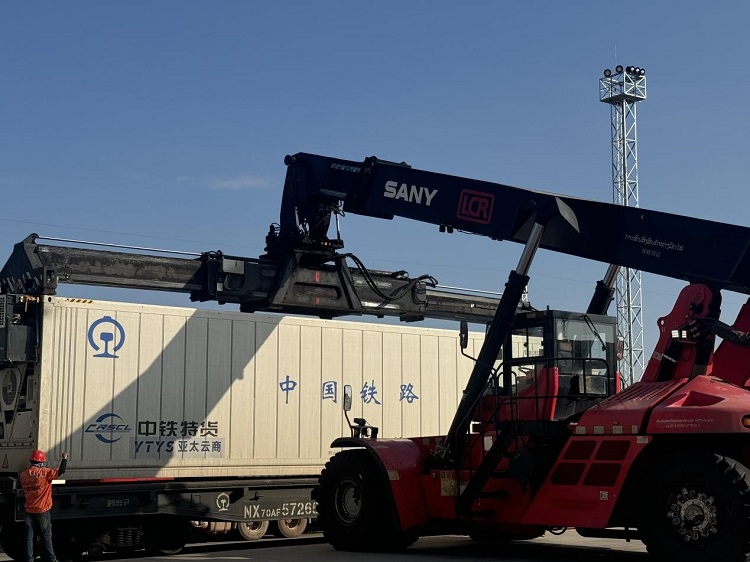 春節(jié)期間，起重機吊裝即將發(fā)運的冷鏈集裝箱。李加勇攝