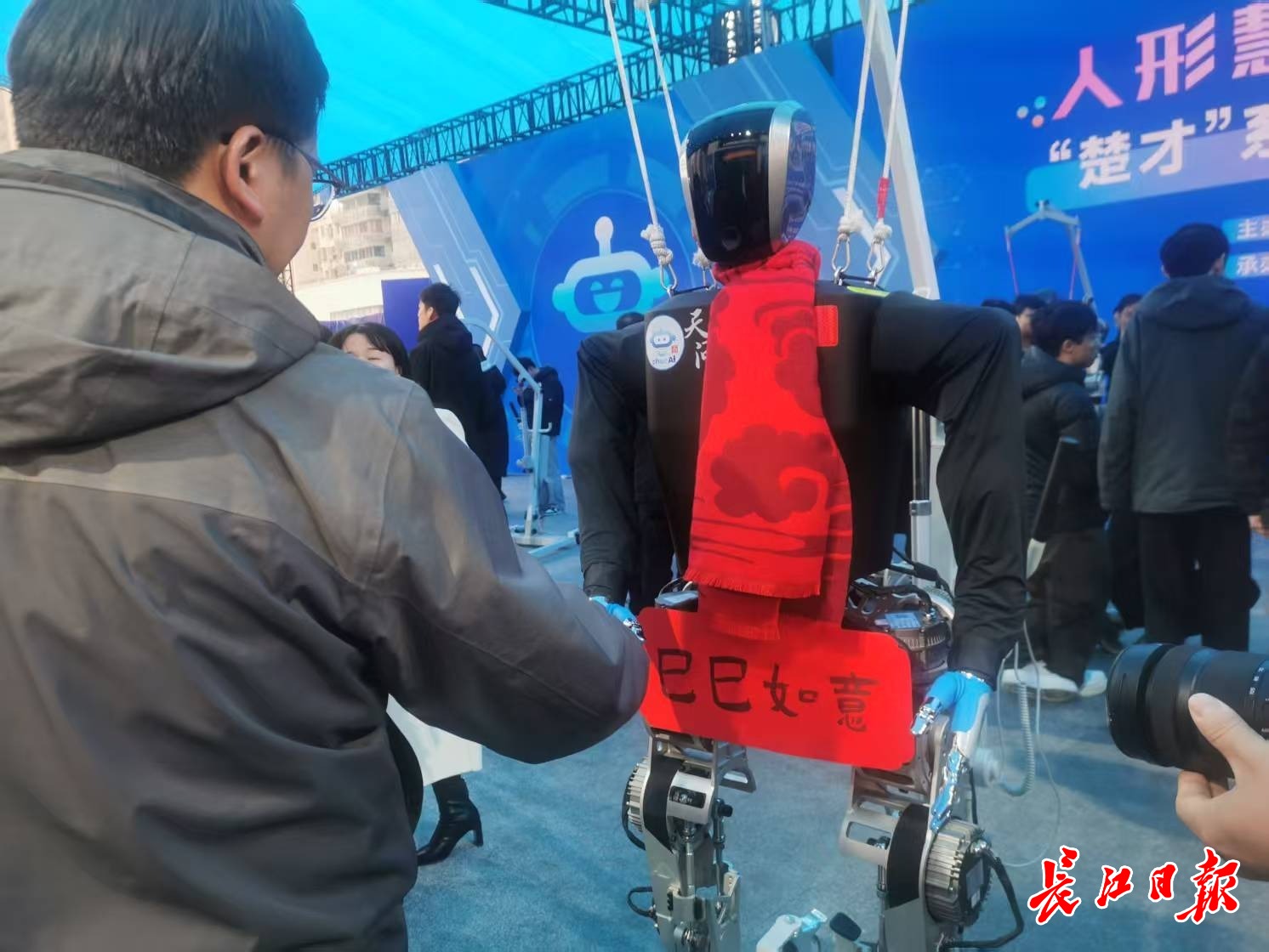 “天問(wèn)”人形機(jī)器人和參觀市民握手，互致新年快樂(lè)。 長(zhǎng)江日?qǐng)?bào)記者陳永權(quán) 攝