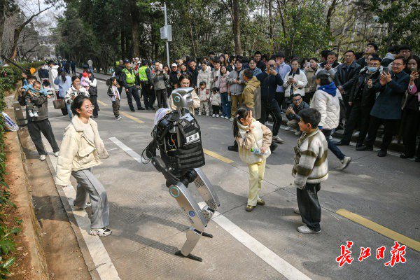 “智警小珞”人形機(jī)器人和小朋友們斗舞。長(zhǎng)江日?qǐng)?bào)記者史偉 攝
