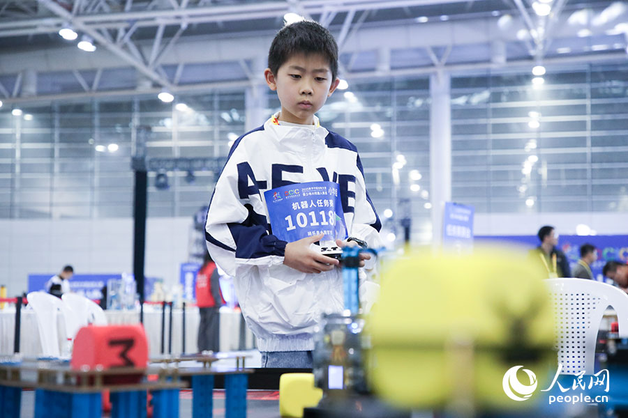 參加2025數(shù)字中國(guó)創(chuàng)新大賽青少年AI機(jī)器人賽道決賽的小選手。人民網(wǎng)記者 焦艷攝