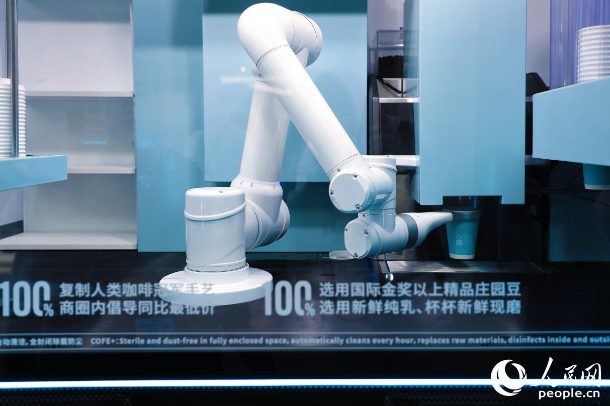 機(jī)器人現(xiàn)磨咖啡。人民網(wǎng) 李唯一攝