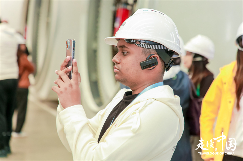 斐濟(jì)廣播公司記者尼基爾·庫馬爾（Nikhil Kumar）參觀運(yùn)達(dá)風(fēng)電裝備制造廠房。環(huán)球網(wǎng)供圖