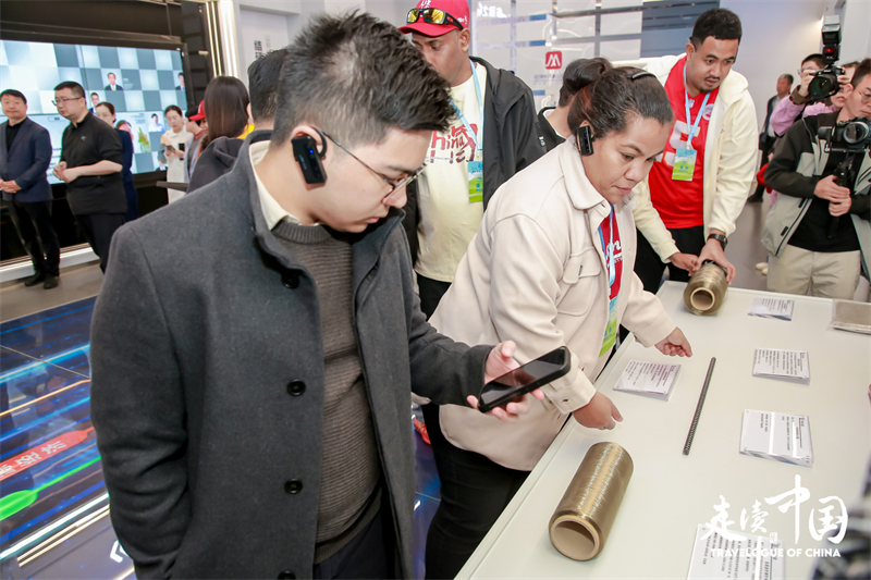 菲律賓《商業(yè)鏡報(bào)》蔡辰威（左）在烏蘭察布察哈爾高新技術(shù)開發(fā)區(qū)聽取講解。環(huán)球網(wǎng)供圖