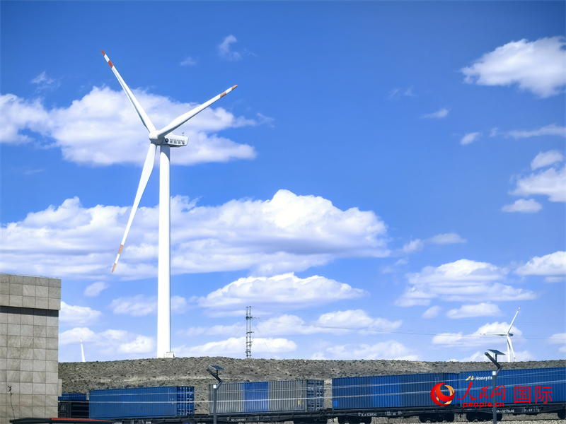 烏蘭察布烏蘭哈達(dá)火山附近的風(fēng)力渦輪發(fā)電機(jī)。人民網(wǎng) 楊春燕攝