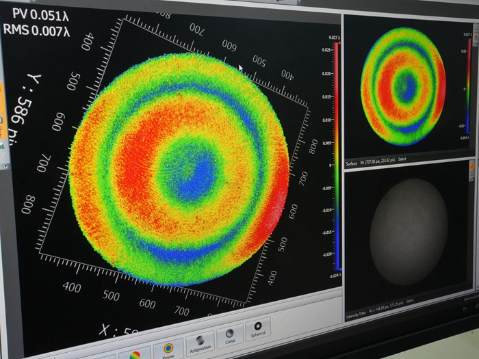 屏幕上清晰顯示著光學(xué)元器件的打磨程度。人民網(wǎng)記者 李洋攝