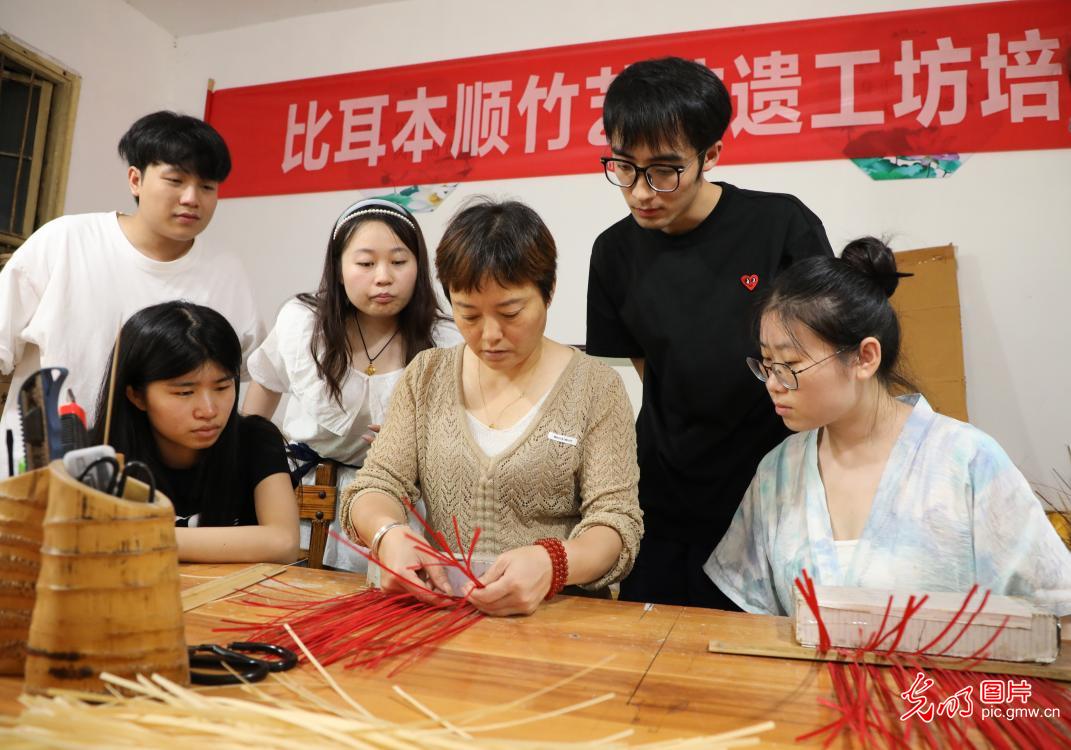 直播助農(nóng)、健康義診、扮靚街巷……青年學子暑期返鄉(xiāng)服務(wù)桑梓