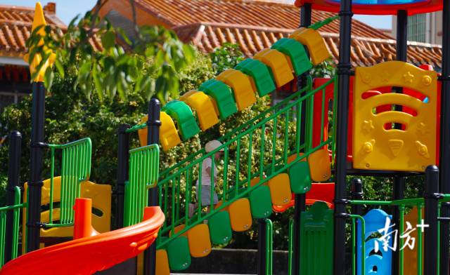 崖口村近年來也大力發(fā)展村里的基礎(chǔ)設(shè)施建設(shè)，尤其為老人和小孩提供更多的休閑娛樂場(chǎng)所。