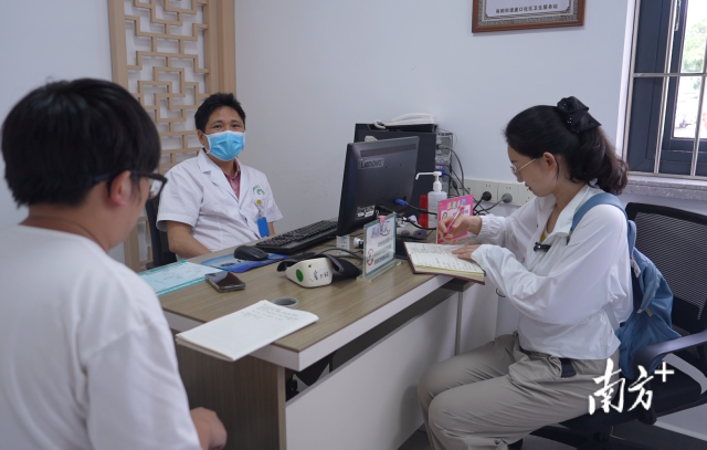 公共服務(wù)調(diào)研組在崖口村衛(wèi)生站調(diào)研。