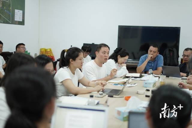 “夜總會(huì)”現(xiàn)場(chǎng)。