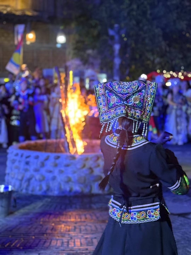 2025年7月，貴州烏江寨“萬人打跳夜”現(xiàn)場。受訪者供圖