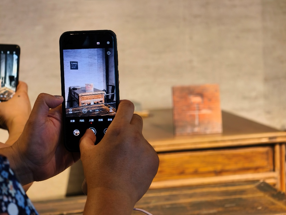 2025年7月15日，暑期研學團小朋友在浙江省紹興市三味書屋拍攝魯迅讀書座位及課桌上的“早”字。受訪者供圖