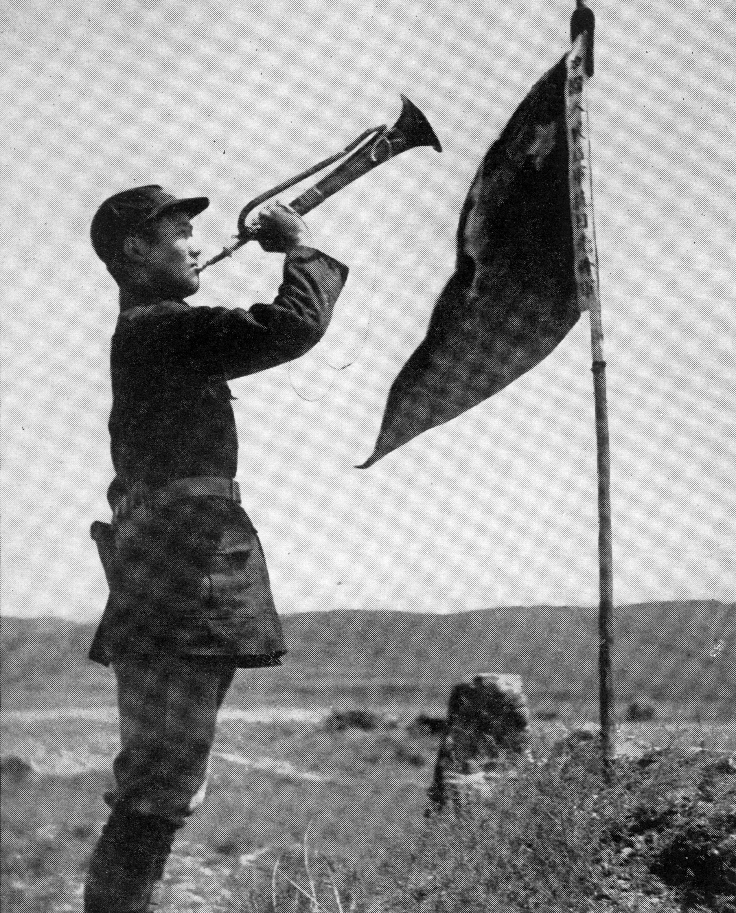 斯諾在預(yù)旺堡拍攝的紅軍司號員，他身邊的旗子上寫著“中國人民紅軍抗日先鋒隊(duì)”。