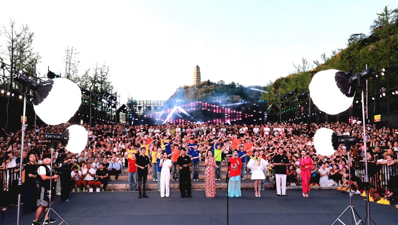 “寶塔山下唱民歌”活動現場盛況。加向前攝