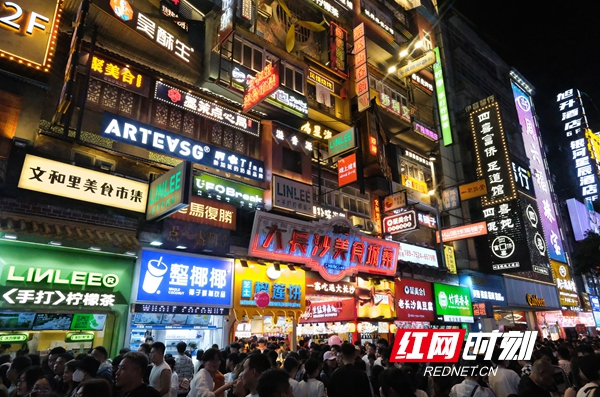 “五一”假期五一商圈客流激增，網(wǎng)紅長(zhǎng)沙再現(xiàn)頂流效應(yīng)。.jpg